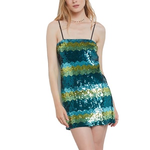 Mini robe d'été à dos nu personnalisée au bord de la mer Robe à paillettes serrée décontractée à la mode Robe à paillettes licou à blocs de couleurs scintillantes pour filles chaudes - Product Image 5