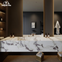 Dalle de porcelaine grand format Arabescato Blanc en pierre frittée avec veines charbon audacieuses, jointées en livre, pour îlot de cuisine