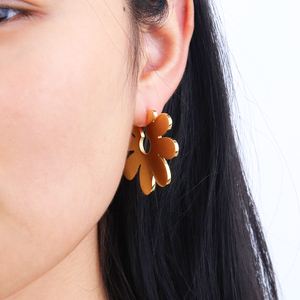 Chris <span class=keywords><strong>aprile</strong></span> gioielli di moda moderna acciaio inossidabile 316L pvd placcato in oro piatto metallo <span class=keywords><strong>margherita</strong></span> fiori forma <span class=keywords><strong>orecchini</strong></span> a cerchio - Product Image 6