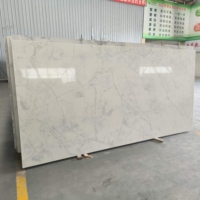 Dalle de pierre de quartz blanc-gris anti-taches 20 mm pour comptoir de cuisine préfabriqué – Vente en gros sur mesure