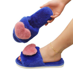 Chaussons tendance en fausse fourrure pour femmes, respirants, pas chers, antidérapants, avec logo personnalisé, motif cœur - Product Image 4