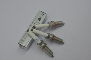 Juego de 4 Bujías de Alto Rendimiento de Iridio y Platino para Autos en Stock, para <span class=keywords><strong>Mercedes</strong></span>-Benz Clase C (W205). SILZKFR8D7S - Product Image 3