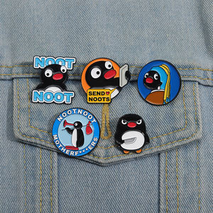 Lindo Pingu esmalte Pin Metal broche solapa insignia joyería mochila accesorios al por mayor - Product Image 1