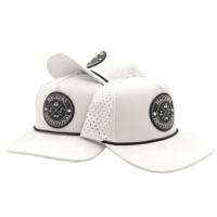 Casquette de baseball sportive en polyester imperméable à 5 panneaux avec patch PVC personnalisé et fermeture snapback pour homme, idéale pour le golf - Vente en gros