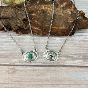 สร้อยคอเงินสเตอร์ลิงทำมือสวยงามประดับด้วยคิงแมนเทอร์ควอยซ์และไวท์บัฟฟาโลสำหรับผู้หญิง - Product Image 1