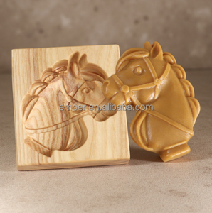 Molde de madera de haya con forma de ardilla para galletas y bizcochos, con motivos de guirnalda de loto, erizo, rodaja de limón y árbol de coco. - Product Image 1