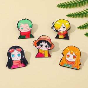 Venta al por mayor <span class=keywords><strong>100</strong></span> tipos Anime Logo insignia sombrero broche dibujos animados una pieza Luffy Zoro Nami Sanji Metal esmalte Collar broche alfileres - Product Image 2