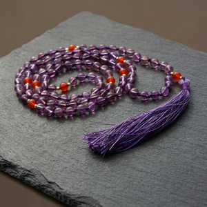 Collier Mala 108 perles nouées en améthyste et cornaline avec pompon violet, bijoux de méditation et de yoga - Product Image 1