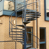 Escalier extérieur en acier, matériau durable et étanche à l'humidité, sécurité métallique, conception d'escalier extérieur, escalier en acier galvanisé