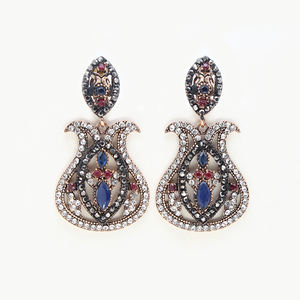 Pendientes de moda con temática vintage Clip de oreja con diamantes de imitación para mujer personalizado listo para enviar - Product Image 1