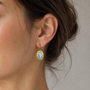 Eleganti Orecchini Pendenti con Perline Color Pietra Lunare, Tono Dorato Scintillante per Donne - Product Image 2