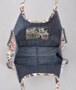 Sac fourre-tout matelassé en coton imprimé à la main : Sac de plage floral - Product Image 4