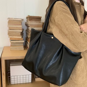 กระเป๋าโท้ทเนื้อนุ่มความจุขนาดใหญ่ สีดำล้วน พร้อมตัวล็อคแม่เหล็กและช่องซิปสำหรับใช้งานในชีวิตประจำวัน - Product Image 1