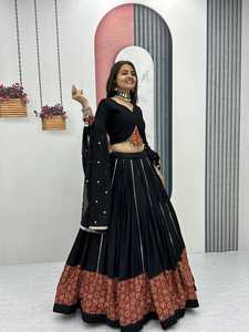 Lehenga Choli de Algodón Negro Puro Especial para Navratri con Gran Vuelo, Estampado Ajarakh y Detalles de Cinta para Fiesta, Largo hasta el Suelo para Mujer - Product Image 5