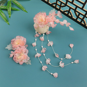 Nouvelle collection Printemps 2026 : Pince à cheveux originale faite main avec fleur à pampilles dégradées roses – Accessoire de coiffure et de maquillage - Product Image 3