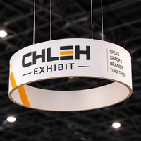 Stand d'exposition personnalisé en forme de L 10x20 pieds avec murs imitation bois et étagère d'exposition d'échantillons de pierre pour revêtements 2027