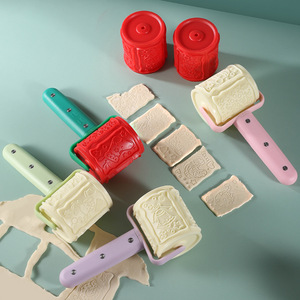 Ensemble d'ustensiles de pâtisserie : Emporte-pièces à roulettes avec 12 motifs pour la préparation de biscuits de Noël sains et la pâtisserie en cuisine - Product Image 1