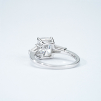 Starsgem S925 argent sterling trois pierres style 1CT émeraude pierre principale Moissanite bagues de fiançailles