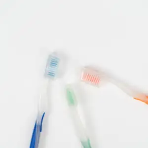 वयस्क थोक दांत ब्रश प्लास्टिक सादे टूथब्रश यात्रा मामले मध्यम नायलॉन सामान्य