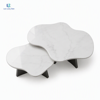Table basse gigogne en marbre Luca Volakas |   Ensemble de tables d'appoint organiques, plateau blanc poli, base noire thermolaquée, fabrication sur mesure de luxe