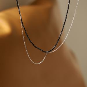 Collar de Cadenas Finas Plateadas de Doble Capa con Cuentas de Vidrio Negro, Chapado en Oro de 18K, Acero Inoxidable Resistente al Deslustre - Product Image 3