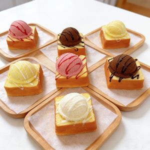ของเล่นบีบไอศกรีมโทสต์นุ่มนิ่ม ของเล่นบีบคลายเครียด ขนมหวานหลากสี สำหรับขายส่ง - Product Image 4