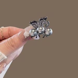 Pinza de Pelo Retro con Mariposa y Perlas de Aleación, Diseño Exclusivo para Mujer, Elegante, de Alta Gama, Nuevo Estilo 2025 - Product Image 1