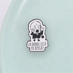Broche émaillée « Vieille dame de dessin animé » <span class=keywords><strong>en</strong></span> <span class=keywords><strong>noir</strong></span> <span class=keywords><strong>et</strong></span> <span class=keywords><strong>blanc</strong></span> avec citation espagnole pour décorer un sac à dos - Product Image 3