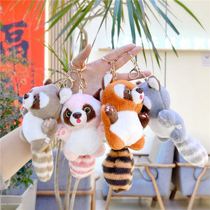 Venta al por mayor lindo pequeño <span class=keywords><strong>Panda</strong></span> de peluche colgante <span class=keywords><strong>red</strong></span> <span class=keywords><strong>rojo</strong></span> dibujos animados llavero muñeca con mapache hecho de algodón - Product Image 2