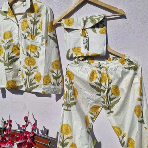 Conjunto de Pijama de Algodón con Estampado Floral para Mujer |   Traje de Dormir Indio a Rayas Hecho a Mano |   Ropa de Casa de Muselina Suave - Product Image 1