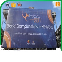 Banner de patrocinio de eventos al aire libre con tela de código QR y banderas de banderines gratis para negocios