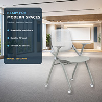 Chaise de formation moderne pliable et pivotante avec dossier solide respirant, assise en nylon et roulettes pour bureau, salle de conférence et salle de réunion