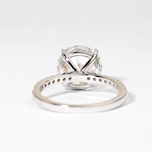 Bague de fiançailles solitaire en diamant de laboratoire rond, fabriquée en or blanc massif, bijou artisanal, design élégant pour mariage. - Product Image 5