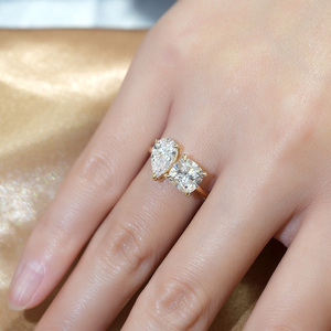 Anillo de Compromiso de Oro Amarillo de 14K con Diamante de Laboratorio Certificado por IGI, Corte Cojín de Doble Piedra, D VVS, Anillo de Boda para Mujer - Product Image 2