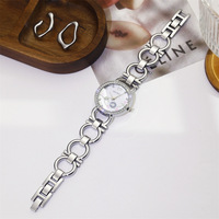 Montre-bracelet à quartz pour femme, style rétro, avec strass et cadran ajouré, multicolore, haute esthétique, pour usage quotidien, cadeau, vente en gros