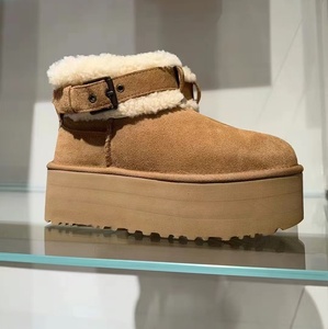 รองเท้าบูทหิมะ UGG แบบหนาพิเศษ พร้อมซับในเพิ่มความอบอุ่นและความสบาย  ตกแต่งด้วยโลหะและขนแกะ  สำหรับผู้หญิง  แบบสั้น  บุด้วยผ้าฝ้าย - Product Image 4