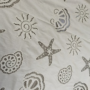 Tela de Encaje Bordado Calado Cortado a Láser 100% Algodón de 210 G/m² con Diseño de Estrellas de Mar y Conchas - Product Image 3