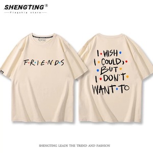 Camiseta Retro Inspirada en la Comedia de Situaciones de los 90, Negra con Estampado de Personajes y Frases - Product Image 6
