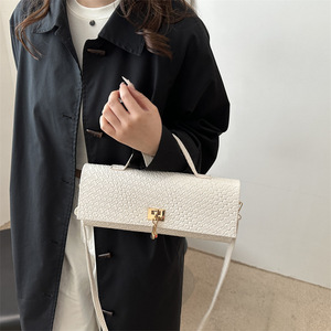 Bolso de hombro cruzado de lujo para mujer, moderno y de uso diario, con cierre dorado y diseño acolchado para un uso a la moda. - Product Image 6