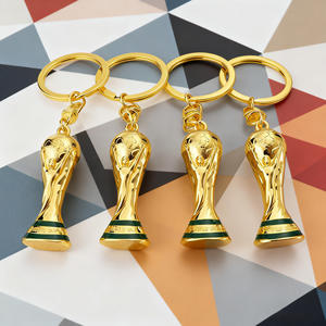بالجملة مخصصة الإبداعية حلقة مفاتيح معدنية تصميم فريق كرة القدم شعار تذكارية كرة القدم المفاتيح للهدايا التجارية الترويجية - Product Image 1
