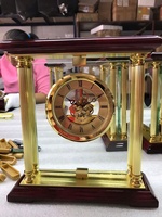 Horloge de bureau en bois de palissandre gravée personnalisée avec engrenage squelette visible