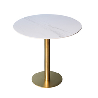 Table ronde en pierre frittée avec structure en métal doré et ensemble de fauteuils en cuir pour café, boulangerie, salon de thé, mobilier commercial