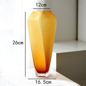 Vase en verre créatif avec un design de tour inclinée givrée - Product Image 5