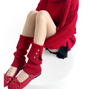 Calze Sovrapposte Rosse Autunno Inverno Anno del Maiale, Design Retrò Bordeaux con Bottoni, Calze a Maglia a Metà Polpaccio, Atmosfera Natalizia - Product Image 1