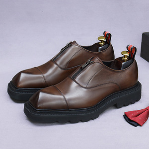 Zapatos de cuero con plataforma y cremallera de tacón alto, con tres uniones, cuero genuino, para uso formal de negocios, punta ancha, estilo retro, para hombre - Product Image 1