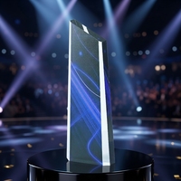Trophée personnalisé en acrylique transparent avec un design géométrique moderne pour la reconnaissance d'entreprise ou les cérémonies événementielles