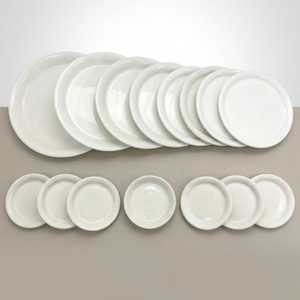 Soucoupes et plateaux en plastique noir pour pots de plantes, pour serres commerciales D28 et aménagements paysagers, acceptant logo personnalisé, directement de l'usine - Product Image 1