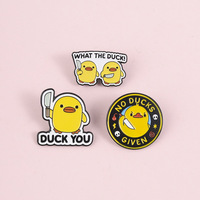 Broche en émail souple personnalisée, motif canard-couteau mignon et amusant, en métal, vente en gros, stock en vrac, sans MOQ, pour sacs à dos et chapeaux
