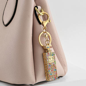 网红防爆金属钥匙扣小礼品汽车挂件配5号香水瓶设计 - Product Image 4