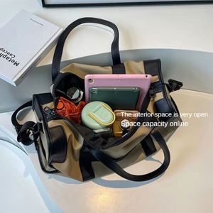 กระเป๋าเดินทางกันน้ำสำหรับผู้ชายกระเป๋าฟิตเนสแนวสปอร์ตกันน้ำความจุขนาดใหญ่พิมพ์ลายโลโก้ออกแบบได้ตามต้องการ - Product Image 5